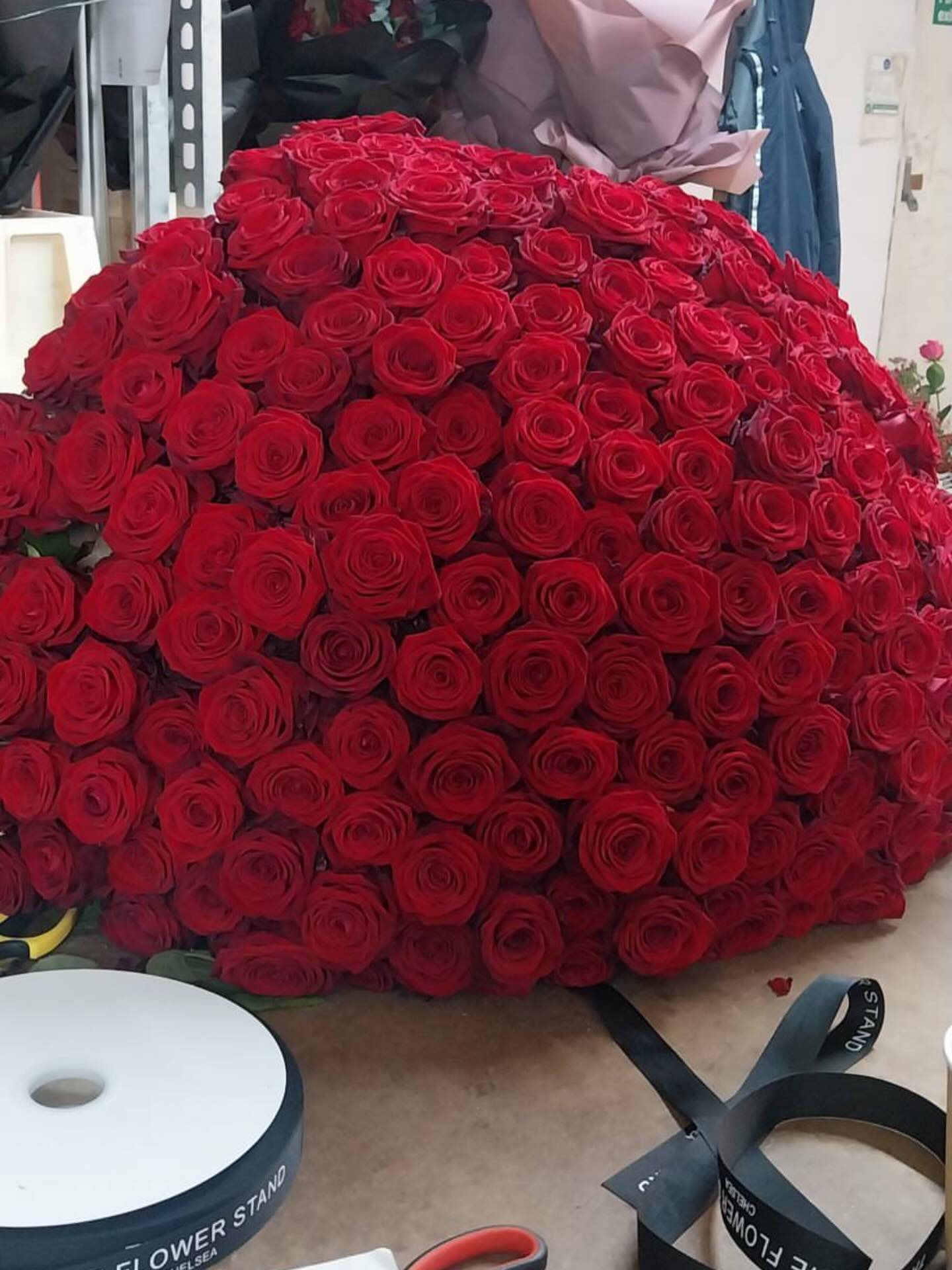 250 Roses 🌹Special Order ♥️

#theflowerstandchelsea #rosedome #250roses #luxuryrosebouquet #luxuryroses