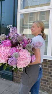 Waiting for the Summer Breeze 

#theflowerstandchelsea #flowerdeliverylondon #summerbouquets #londonluxuryflorist #luxuryflowerslondon