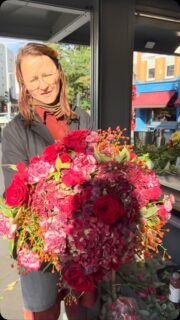 Ruby ~ one of our Bestsellers ♥️ 

#theflowerstandchelsea #redflowerbouquet #redforlove #flowersforlove #luxuryflorist