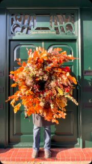 Let your door glow in autumn light! 
Autumnal wreaths now available 🍂

#theflowerstandchelsea #autumnwreaths #autumnflorals #doorwreaths #londonflorist