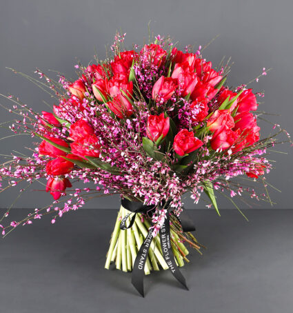 tulip-kisses-luxury-bouquet
